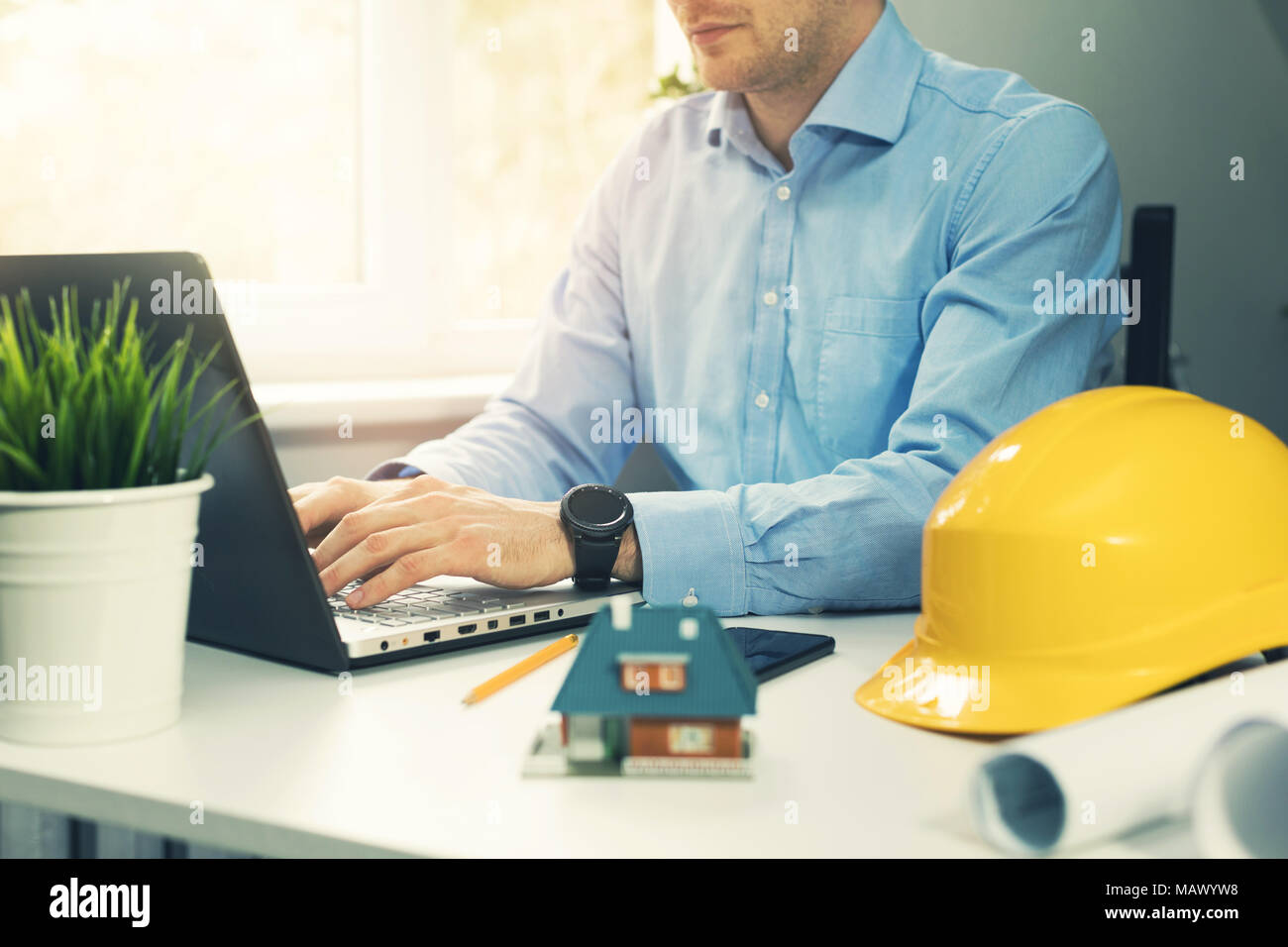 Construction architecte ingénieur travaillant avec laptop in office Banque D'Images