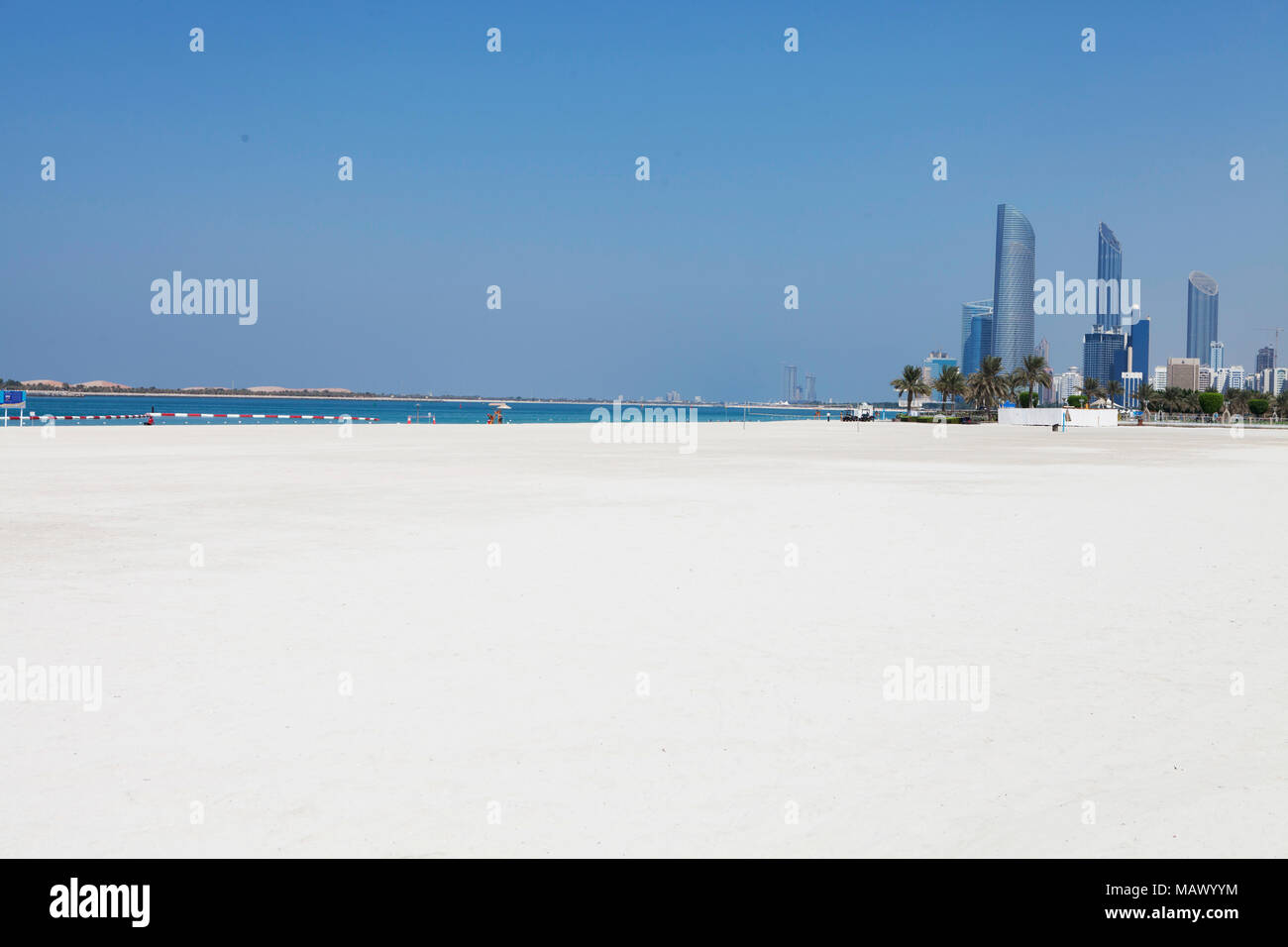 Assunto : Praia com prédios ao fundo em Local : Abu Dhabi Abu Dhabi, Emirados arabes Data : 10/10/13 Auteur : Eduardo Zappia Banque D'Images