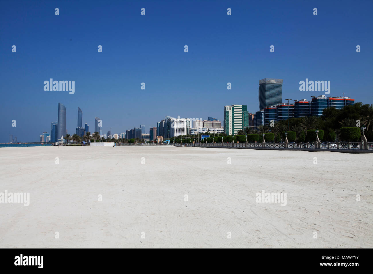 Assunto : Praia com prédios ao fundo em Local : Abu Dhabi Abu Dhabi, Emirados arabes Data : 10/10/13 Auteur : Eduardo Zappia Banque D'Images