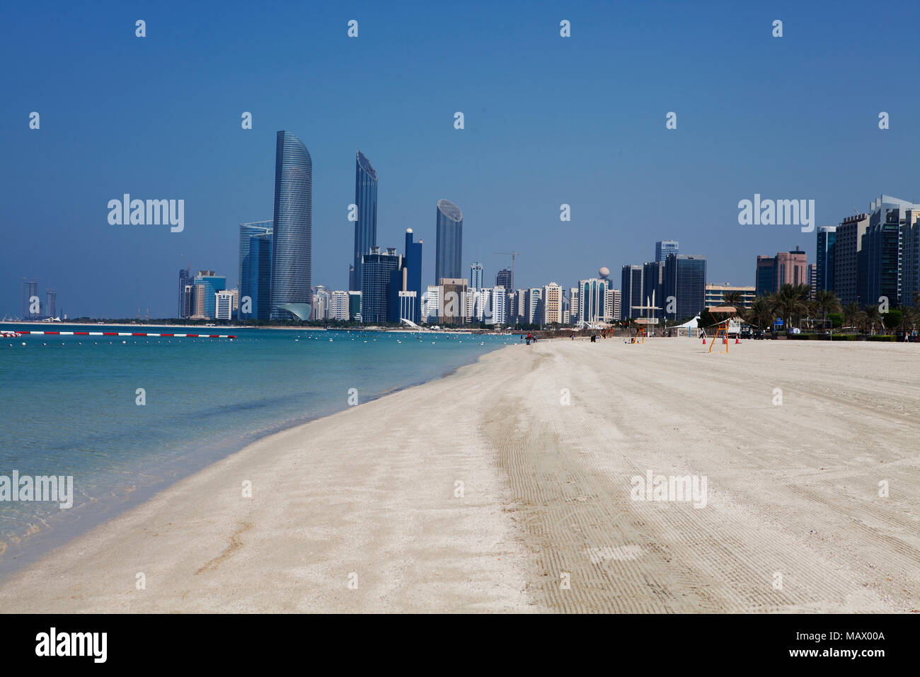 Assunto : Praia com prédios ao fundo em Local : Abu Dhabi Abu Dhabi, Emirados arabes Data : 10/10/13 Auteur : Eduardo Zappia Banque D'Images