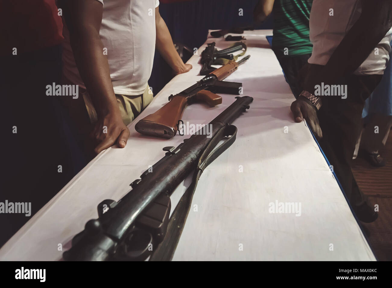Le trafic d'armes fusils différents. sur le comptoir dans le magasin d'armes clandestines. Vente d'armes. achat illégal d'armes à feu. sur la table. Banque D'Images