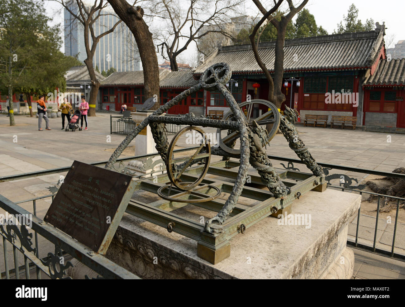 Ancienne réplique en bronze d'observation céleste instrument dans la Chine ancienne musée de l'observatoire dans l'est le centre de Pékin, Chine Banque D'Images