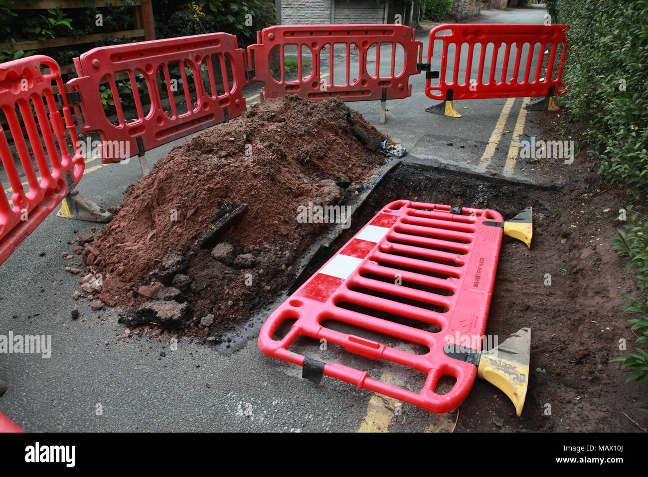 Une route fermée à la circulation en raison des travaux de la réparation d'une conduite d'eau par Severn Trent Banque D'Images Une route fermée à la circulation en raison des travaux de la réparation d'une conduite d'eau par Severn Trent Banque D'Images