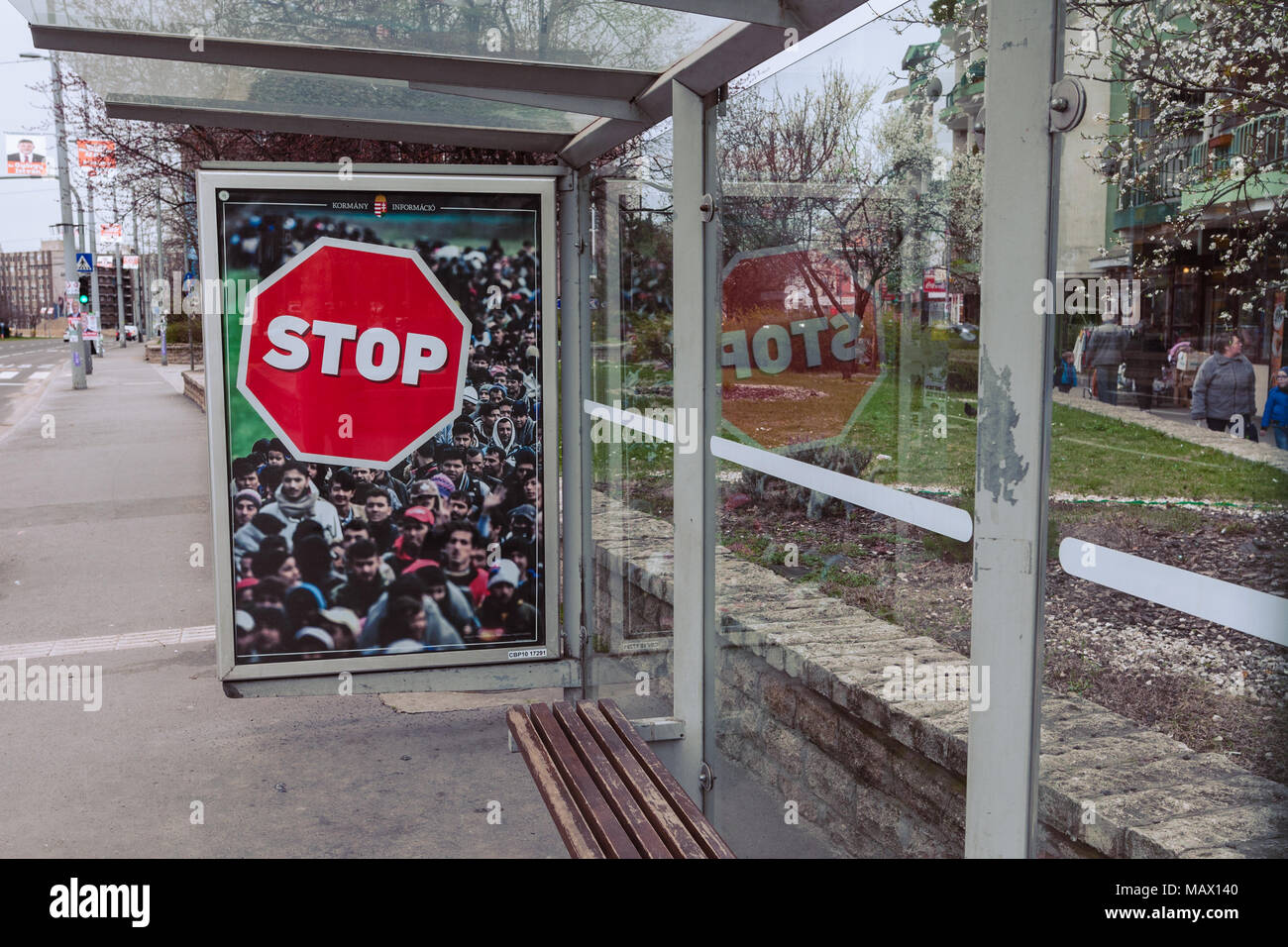 Budapest, Hongrie - le 4 avril 2018 : gouvernement hongrois billboard campagne anti-immigration, les réfugiés disent STOP à l'immigration. Banque D'Images