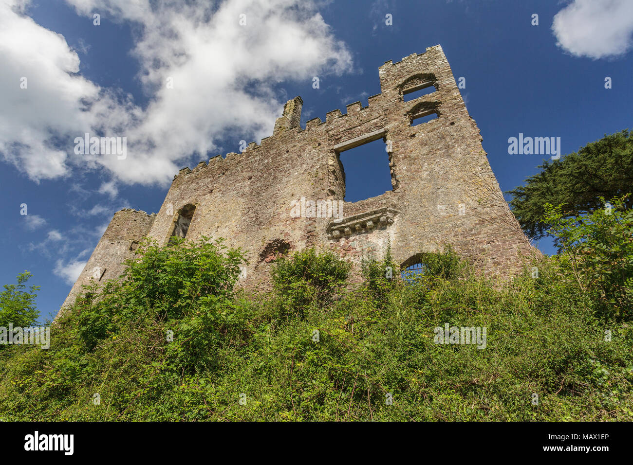 Regardant les ruines du château de Carmarthen Banque D'Images
