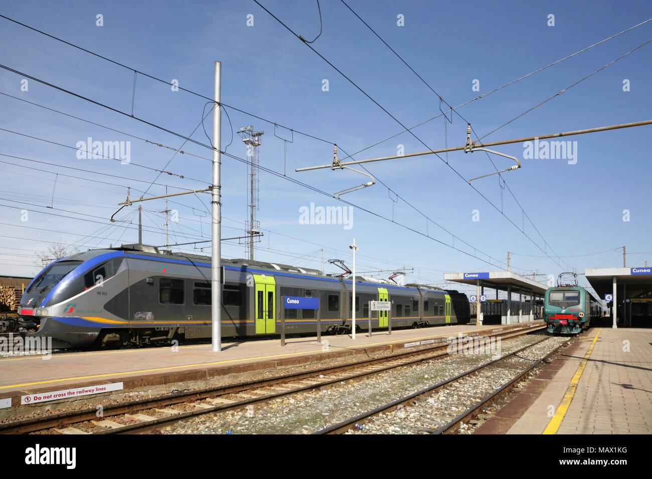 Chemins de Fer italiens 160km/h 'Jazz' ETR 425 train électrique régionale, faite par Alstom et 95 % recyclable, à la gare de Cuneo. Banque D'Images