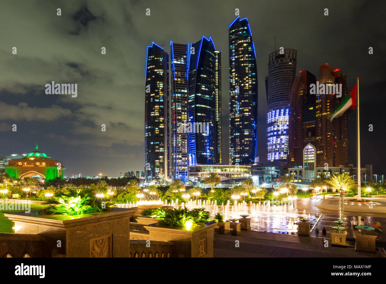 Abu Dhabi, UAE - Nov 26, 2015 : les gratte-ciel Etihad Towers illuminée la nuit dans la capitale des Emirats Arabes Unis. Abu Dhabi, Vision de nuit Banque D'Images