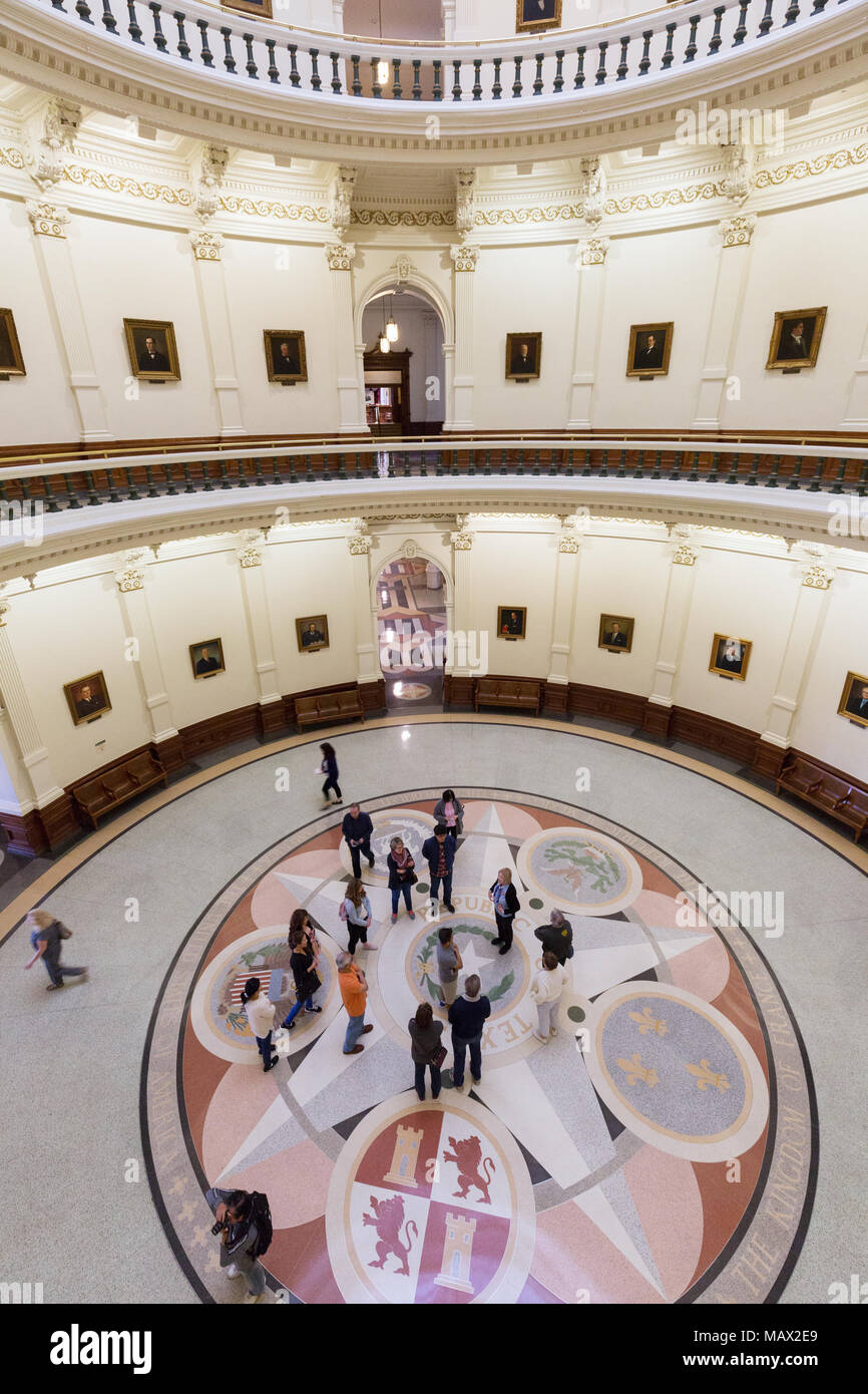 Les gens dans la rotonde, le Texas State Capitol building, Austin, Texas USA Banque D'Images