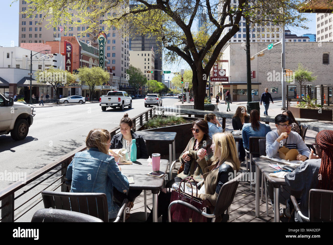 Les personnes qui boivent du café au café-bar en plein air un cafe, Congress Avenue, le centre-ville d'Austin, Texas USA Banque D'Images