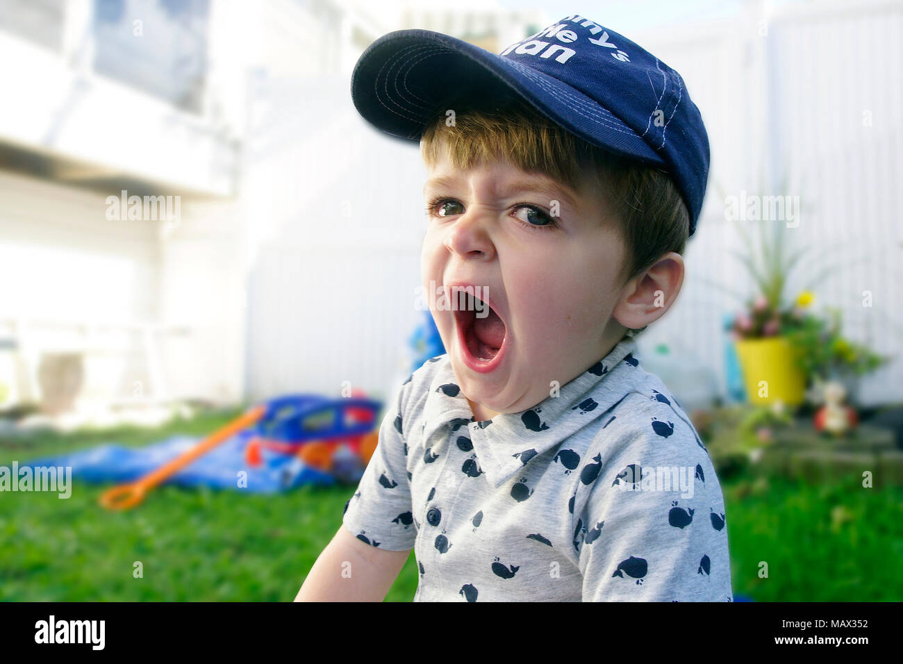 Montréal,Canada,8,août,2017.Un enfant de 2 ans, les bâillements à l'extérieur dans jardin.Credit:Mario Beauregard/Alamy Live News Banque D'Images