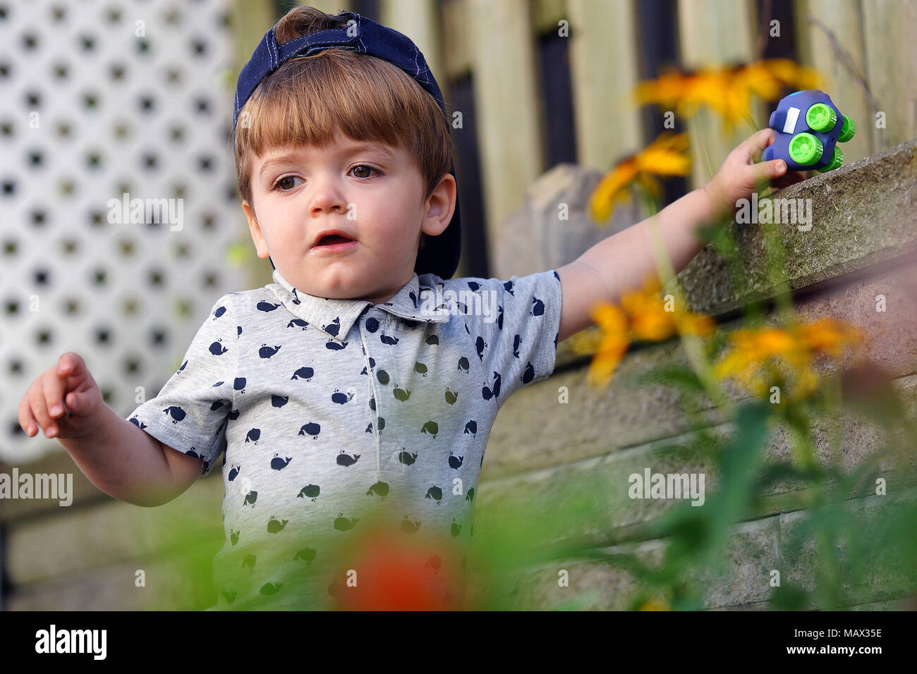 Montréal,Canada,8,août,2017.A 2 ans enfant extérieur dans un jardin.Credit:Mario Beauregard/Alamy Live News Banque D'Images