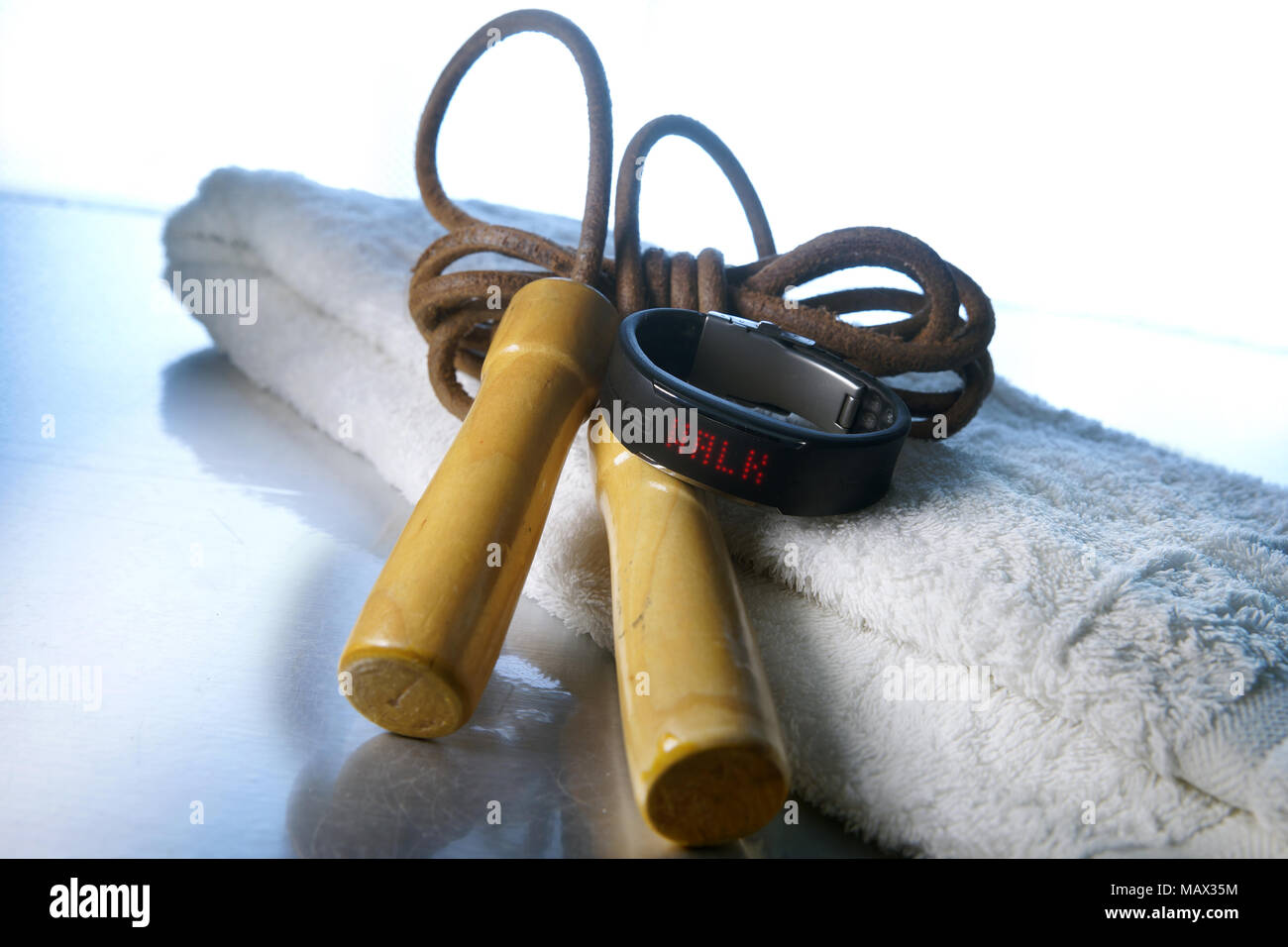 Montréal,Canada,4,avril,2018.moniteur d'activité et la corde à sauter sur une serviette blanche.Credit:Mario Beauregard/Alamy Live News Banque D'Images
