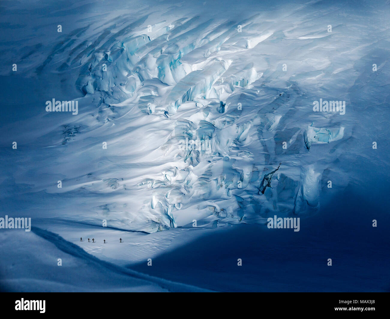 Montée ski alpinisme glacier sans nom ; de la neige et de la glace antarctique couverte ; paysage Admiralty Bay ; l'île du Roi George Banque D'Images