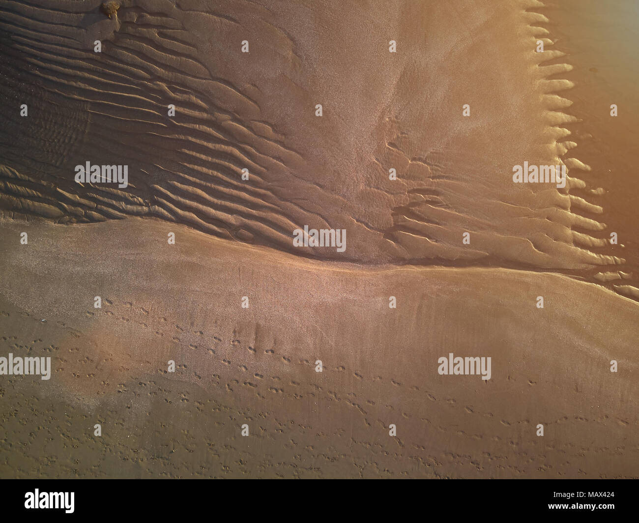 Sur le sable de plage humide au-dessus vu de dessus en dire ensoleillé Banque D'Images