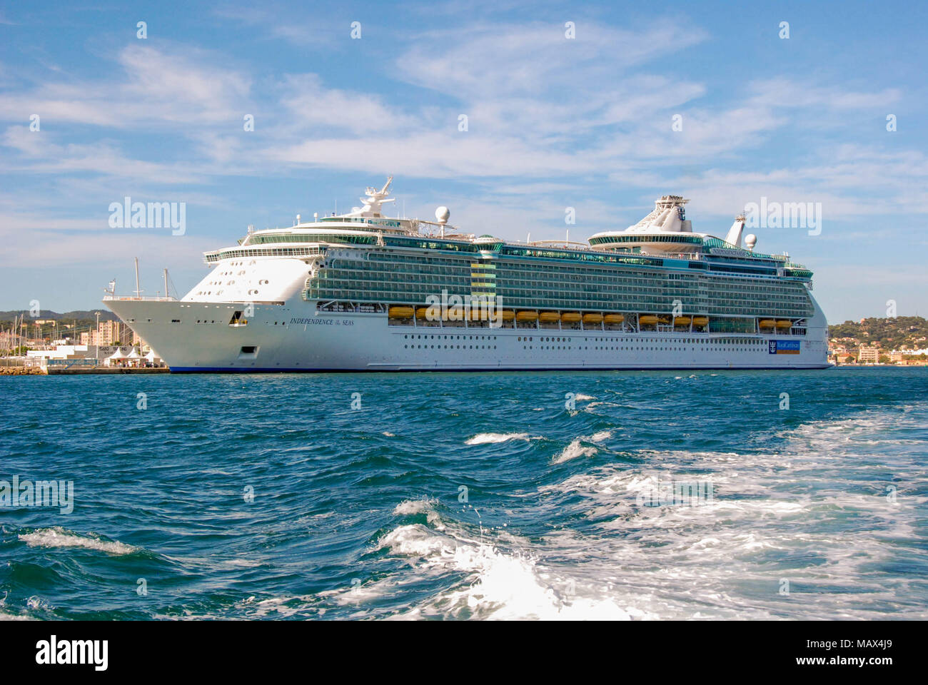 Vue grand angle de l'indépendance de croisière de la mer avec le service d'un ferry rapide au premier plan Banque D'Images