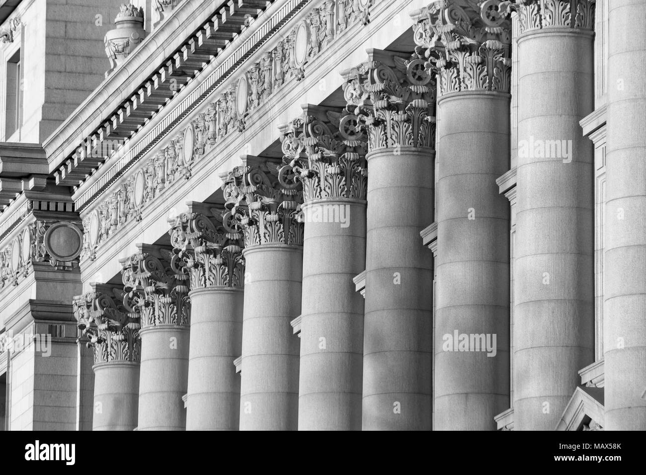 Une série de colonnes corinthiennes tourné au coucher du soleil en noir et blanc, cela a été pris dans le sud de Manhattan à l'ancienne douane Banque D'Images