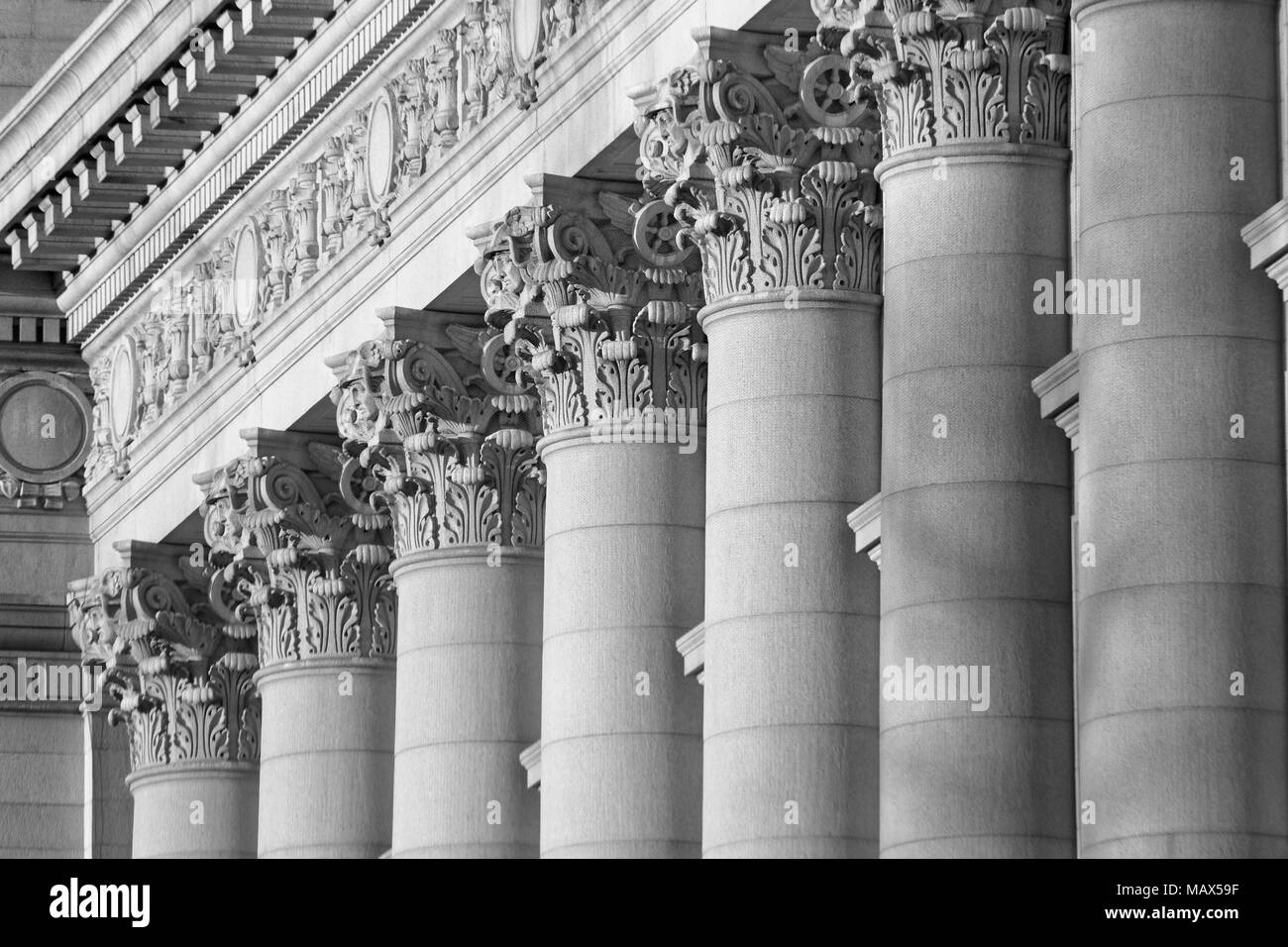Une série de colonnes corinthiennes tourné au coucher du soleil en noir et blanc, cela a été pris dans le sud de Manhattan à l'ancienne douane je Banque D'Images