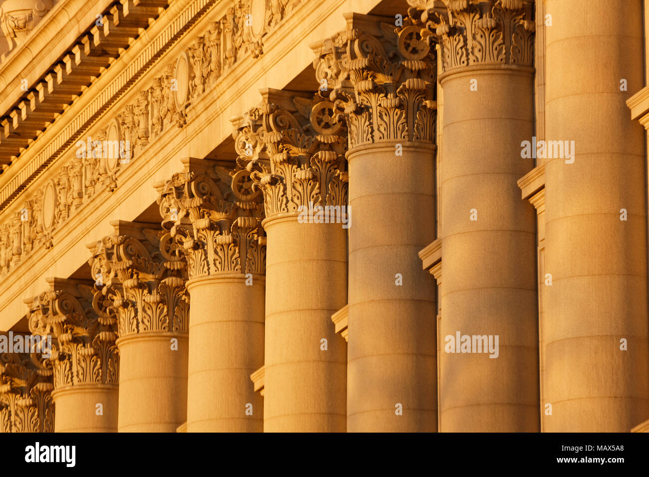 Une série de colonnes corinthiennes tourné au coucher du soleil, c'était pris dans le sud de Manhattan à l'ancienne douane Banque D'Images