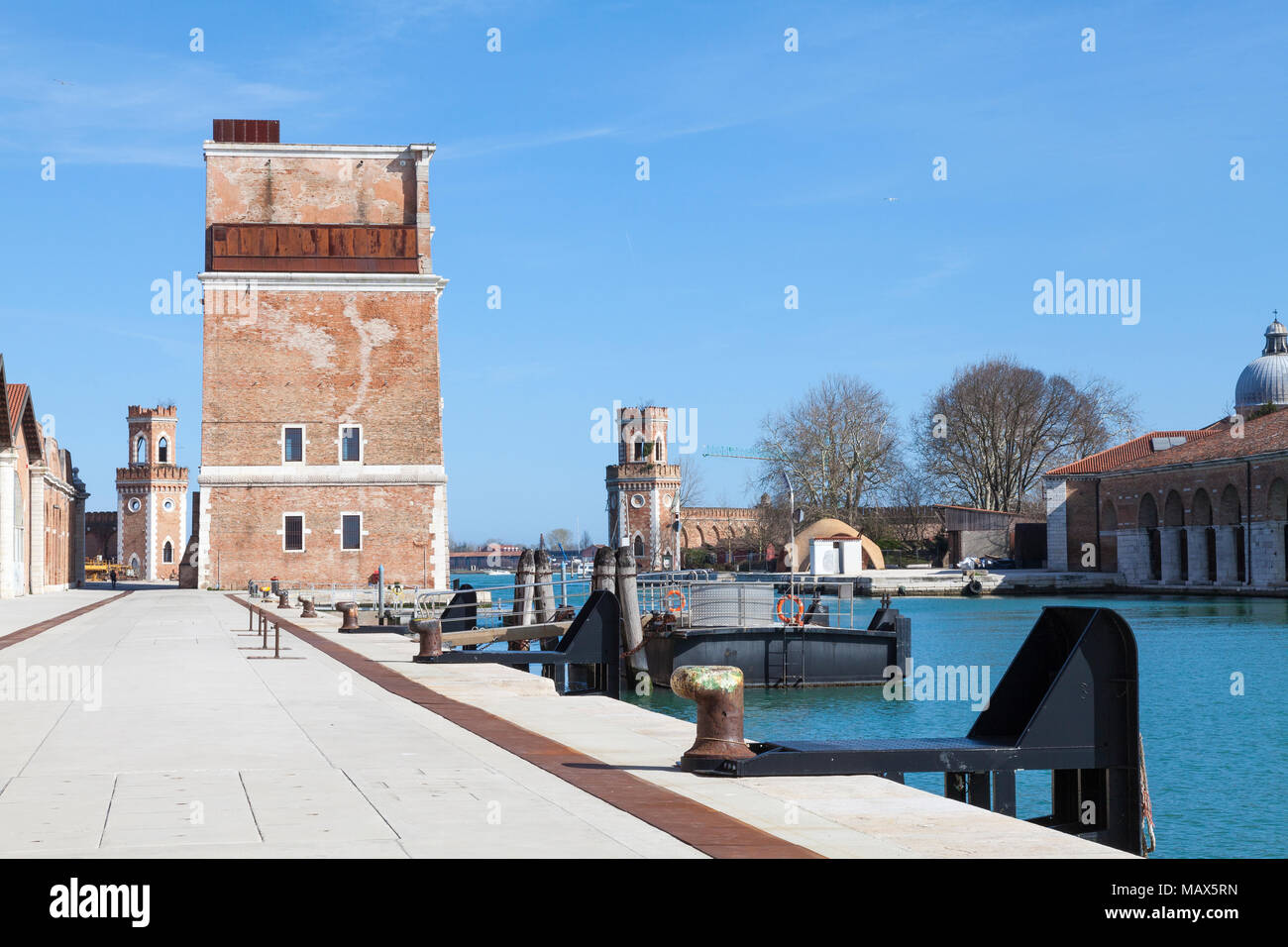 Vue sur le quai de la Darsena Nuovissima Tour Porta Nova, l'Arsenal, Venise, Vénétie, Italie et deux tours de contrôle à l'entrée de l'eau t Banque D'Images