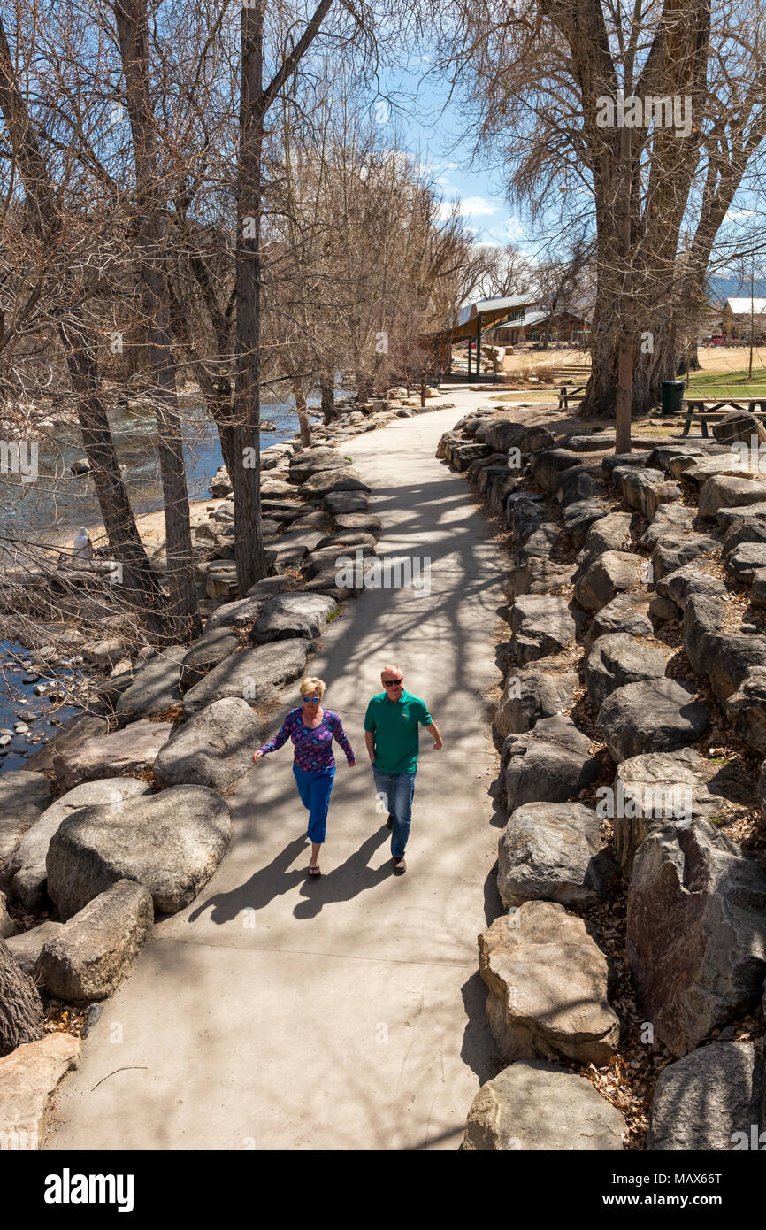 Les visiteurs à marcher le long de la rivière Arkansas sur un jour de printemps ; Salida, Colorado, USA Banque D'Images