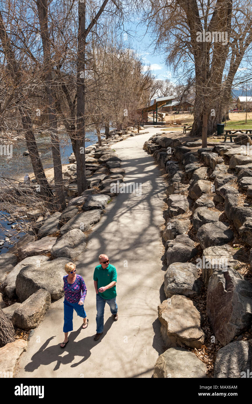 Les visiteurs à marcher le long de la rivière Arkansas sur un jour de printemps ; Salida, Colorado, USA Banque D'Images