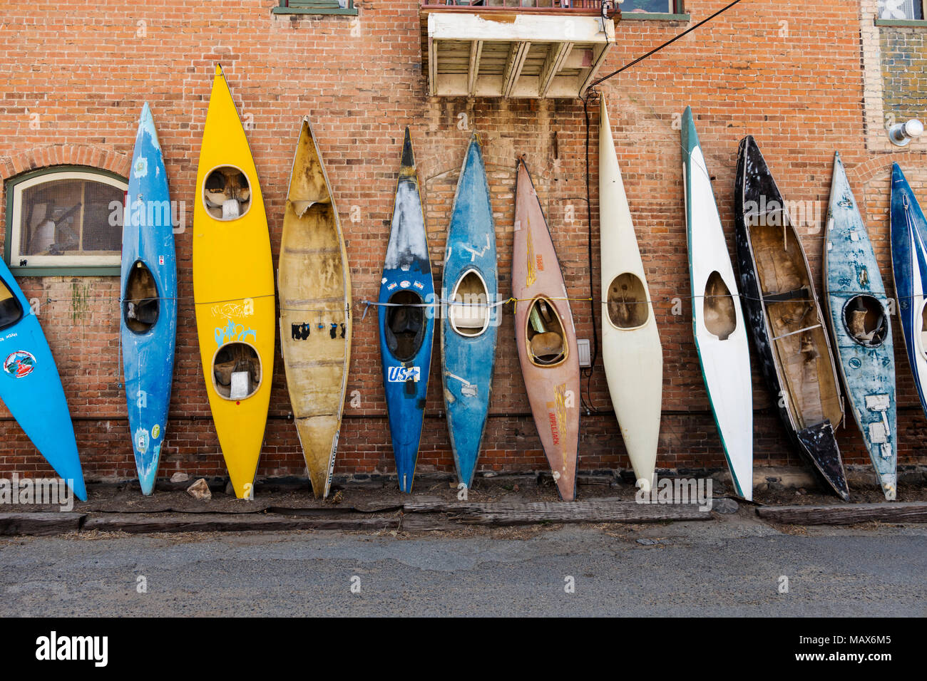 Kayaks colorés le long d'un bâtiment historique au centre-ville de Salida, Colorado, USA. Banque D'Images
