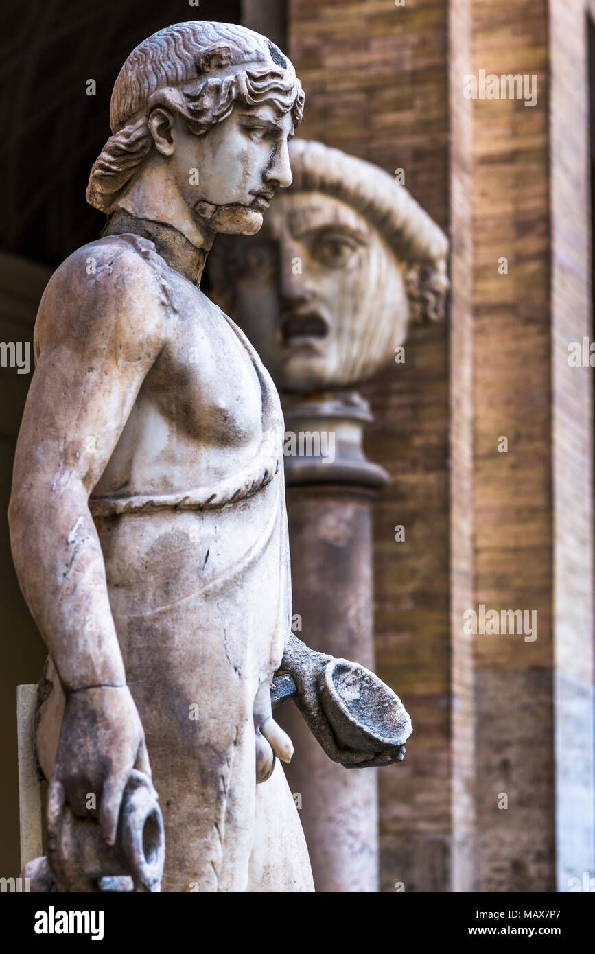 Statues anciennes entourent la Cour octogonale du Palais du Belvédère, Musées du Vatican, Rome, Latium, Italie. Banque D'Images