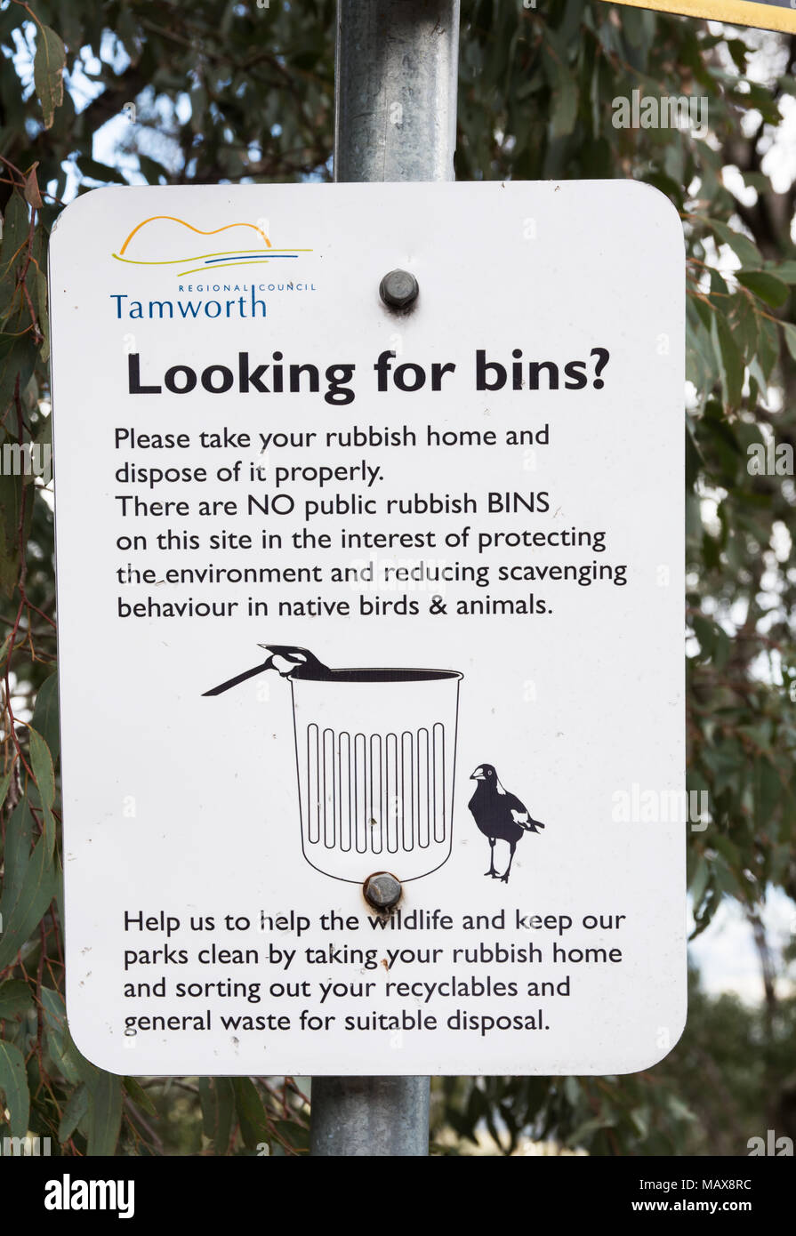 Il n'y a pas de poubelles. Inscrivez-vous dans un parc à Hanging Rock NSW Australie. Banque D'Images