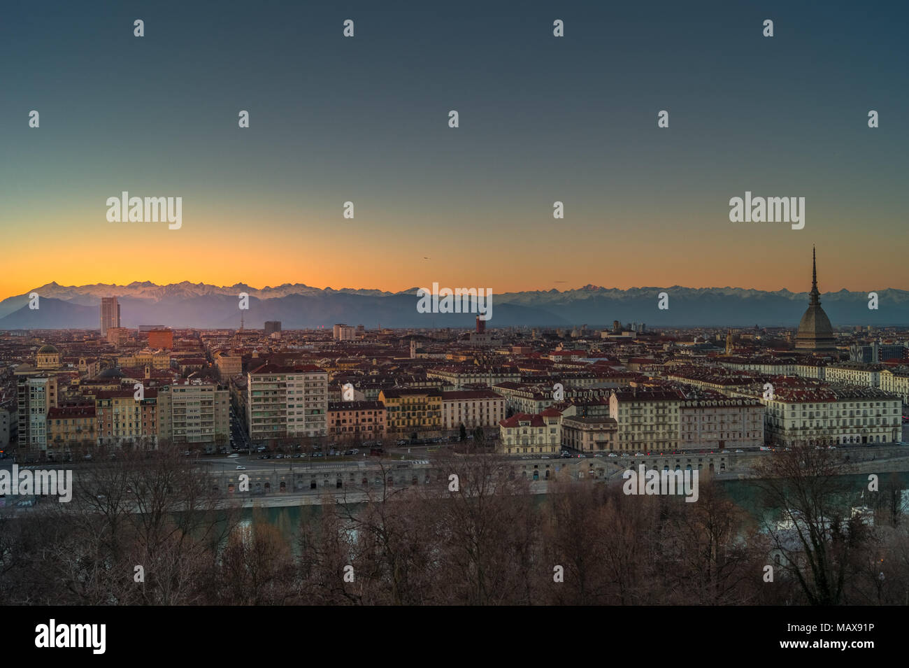 Panorama de la Mole Antonelliana à Turin au coucher du soleil Banque D'Images