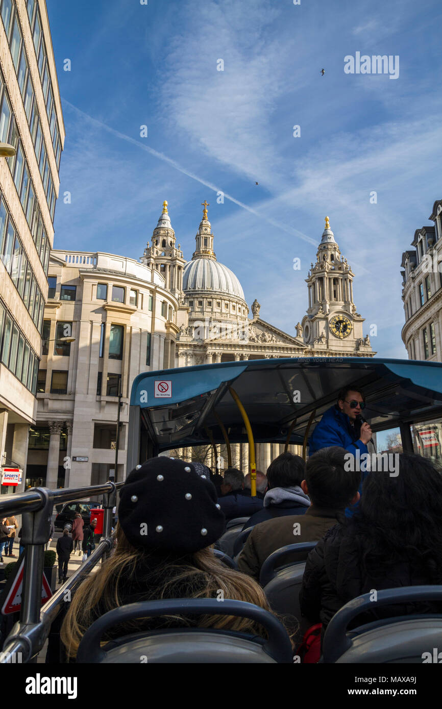 London tour bus Hop On Hop Off, Golden Tours UK Banque D'Images