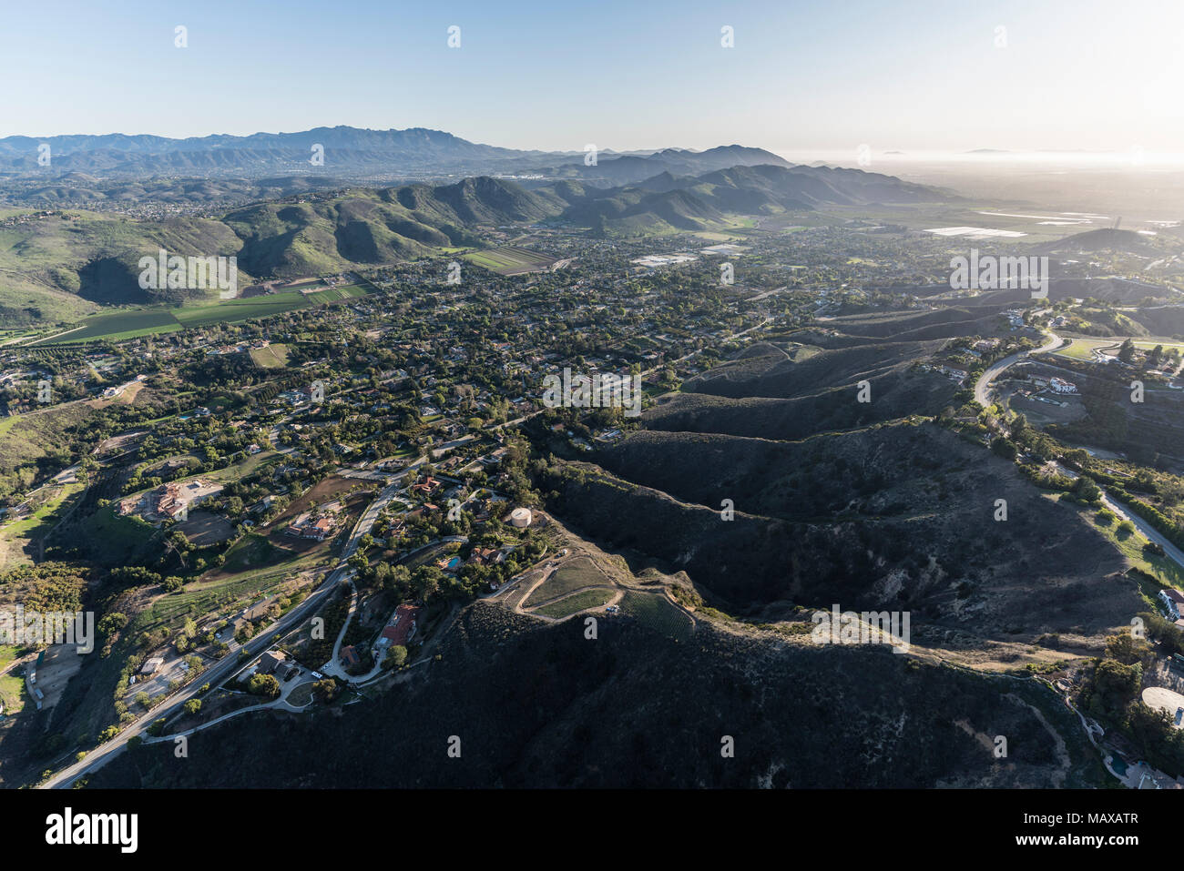 Après-midi vue aérienne de Santa Rosa Valley homes et les collines dans le quartier de Camarillo Ventura County en Californie. Banque D'Images