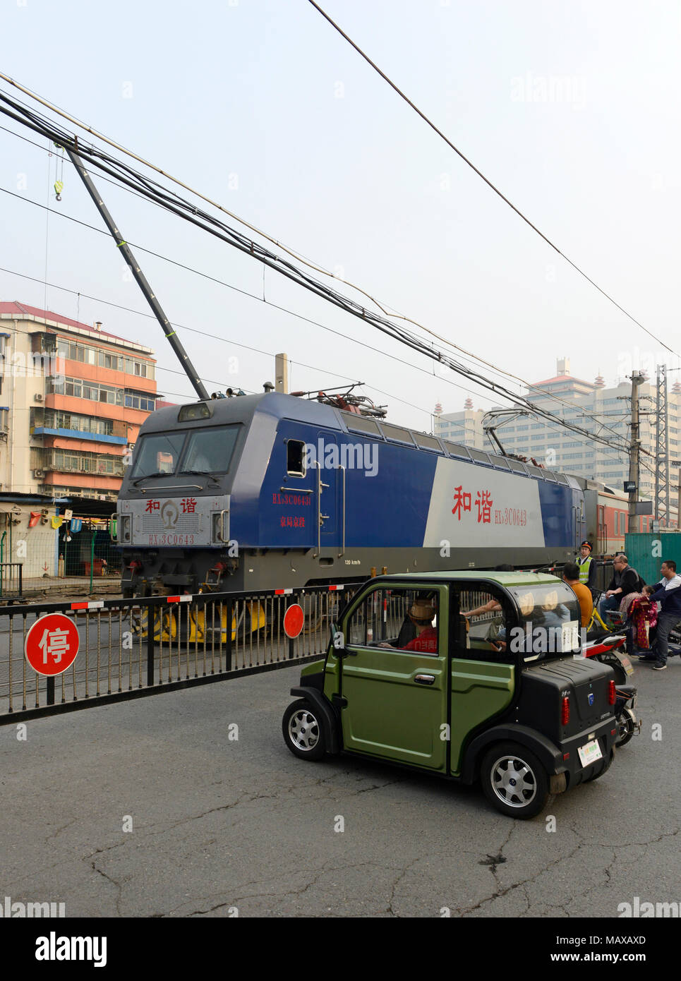 Passage à niveau sur la sortie de l'Est et l'approche de la gare de Pékin Ouest à Shoupakou street. Remplacé par la route tunnel en juin 2018. Banque D'Images