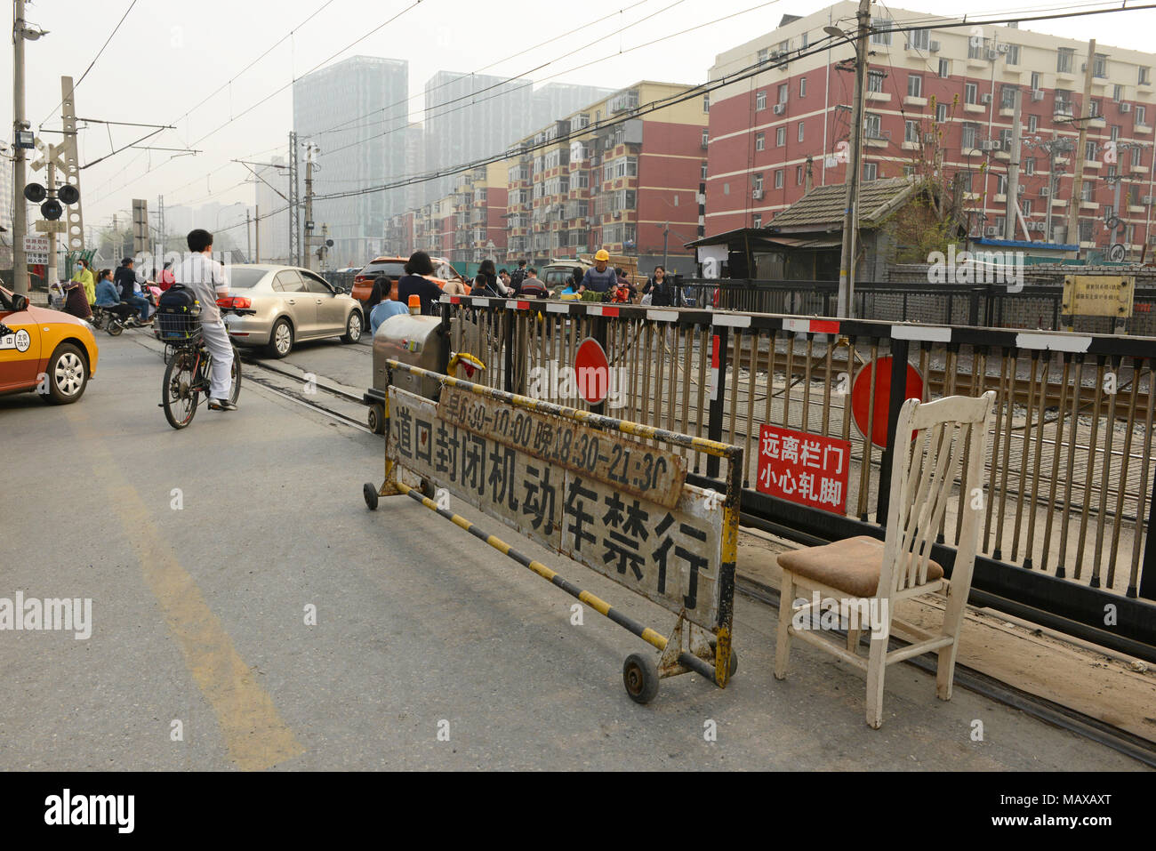 Passage à niveau sur la sortie de l'Est et l'approche de la gare de Pékin Ouest à Shoupakou street. Remplacé par la route tunnel en juin 2018. Banque D'Images