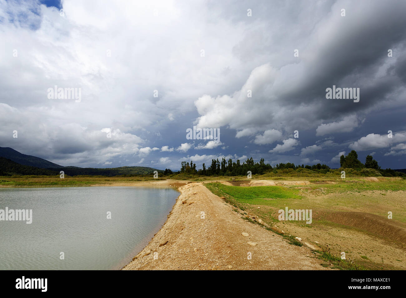 Ciel menaçant au-dessus du lac Cerknica sec Banque D'Images