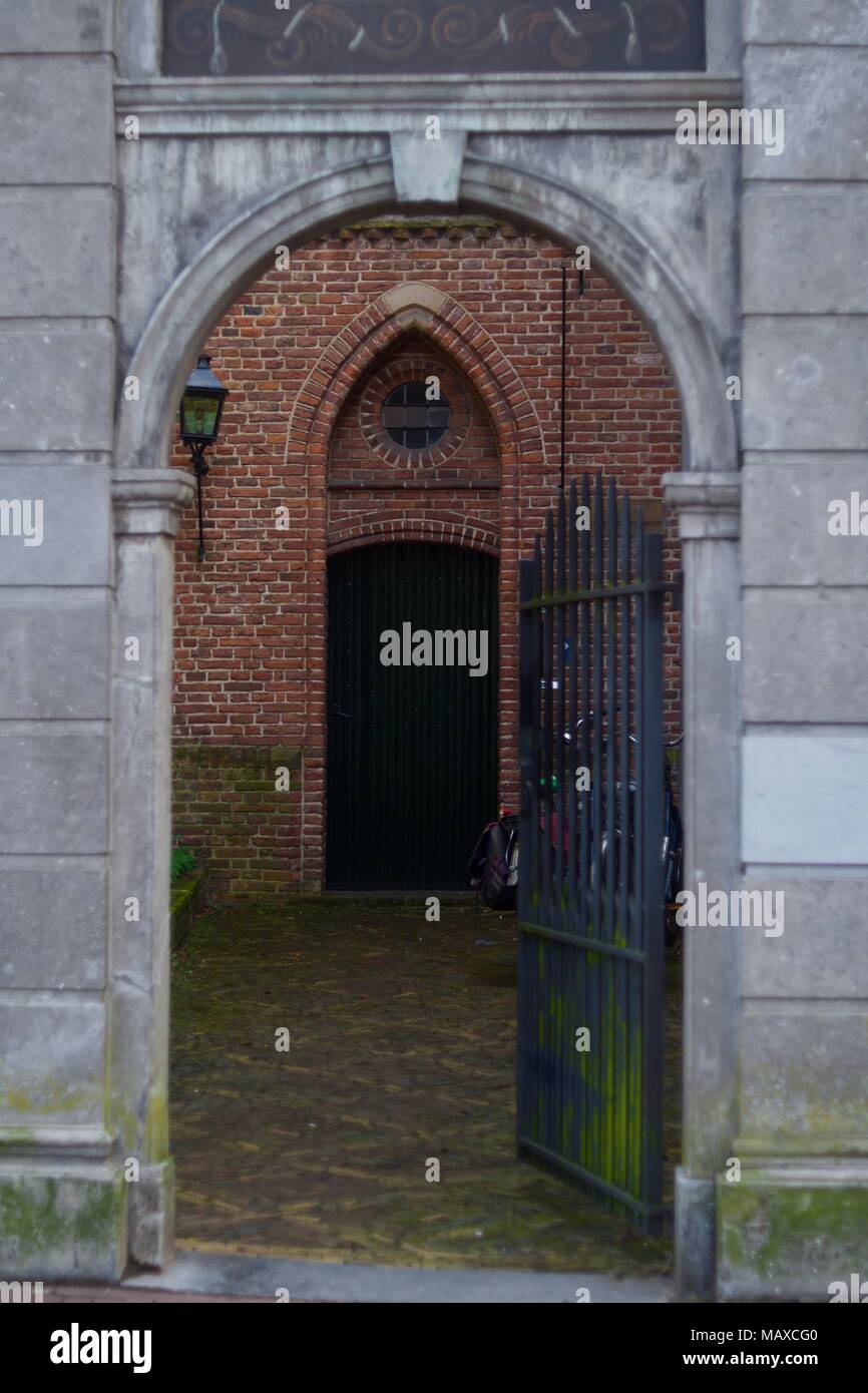 Une porte dans une rue latérale. Banque D'Images