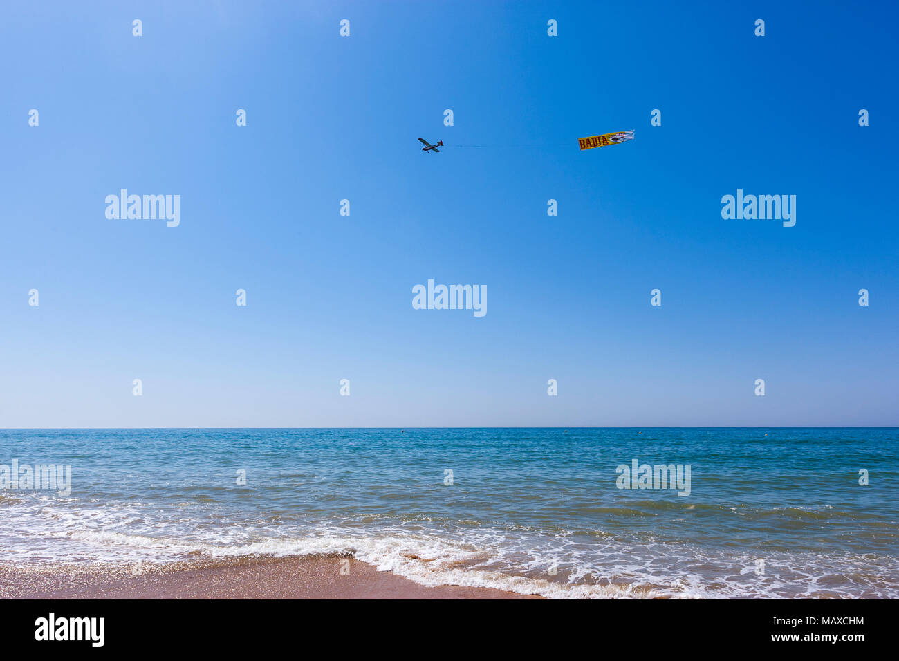 Avion publicité en Parador Mazagon beach, province de Huelva, Andalousie, Espagne Banque D'Images