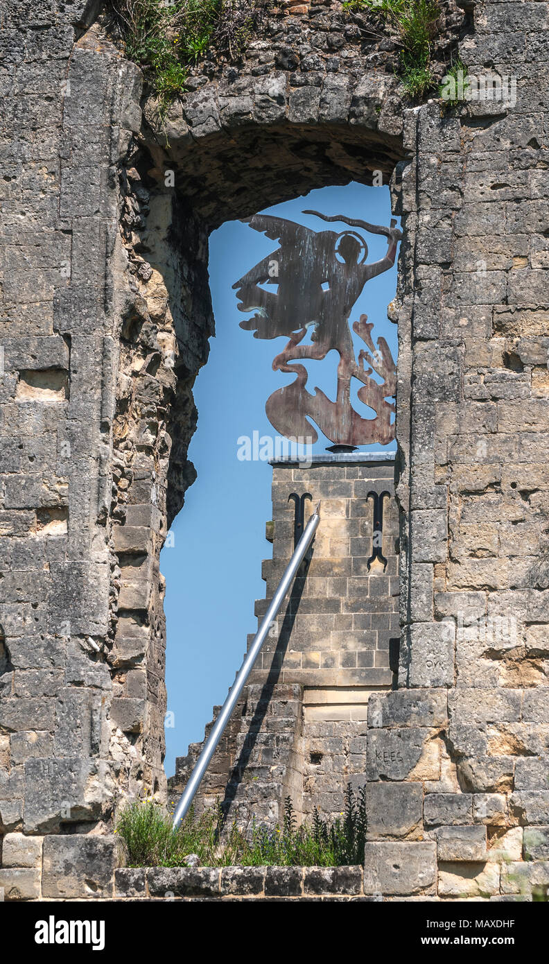 Regarder à travers un mur de château sur une plaque de métal art Banque D'Images