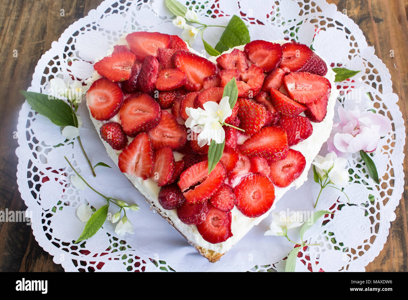 Cheesecake coeur de fraises. Banque D'Images
