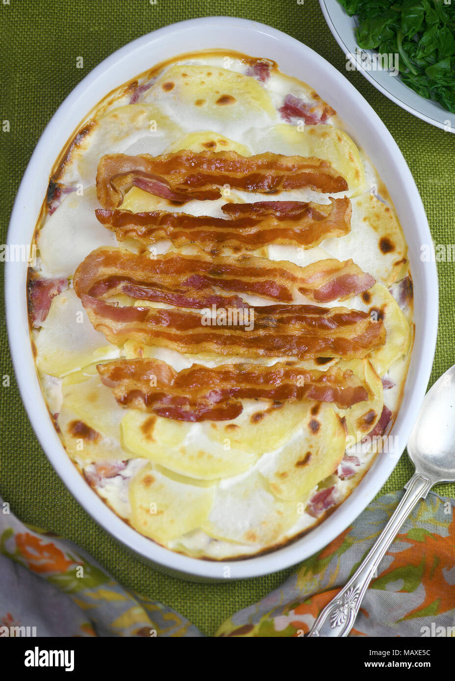 L'eau à la bouche sur la tête vertical image de recette choucroute avec du bacon et du jambon dans le forum d'un ragoût, plat de cocotte ou fond vert, copie Banque D'Images