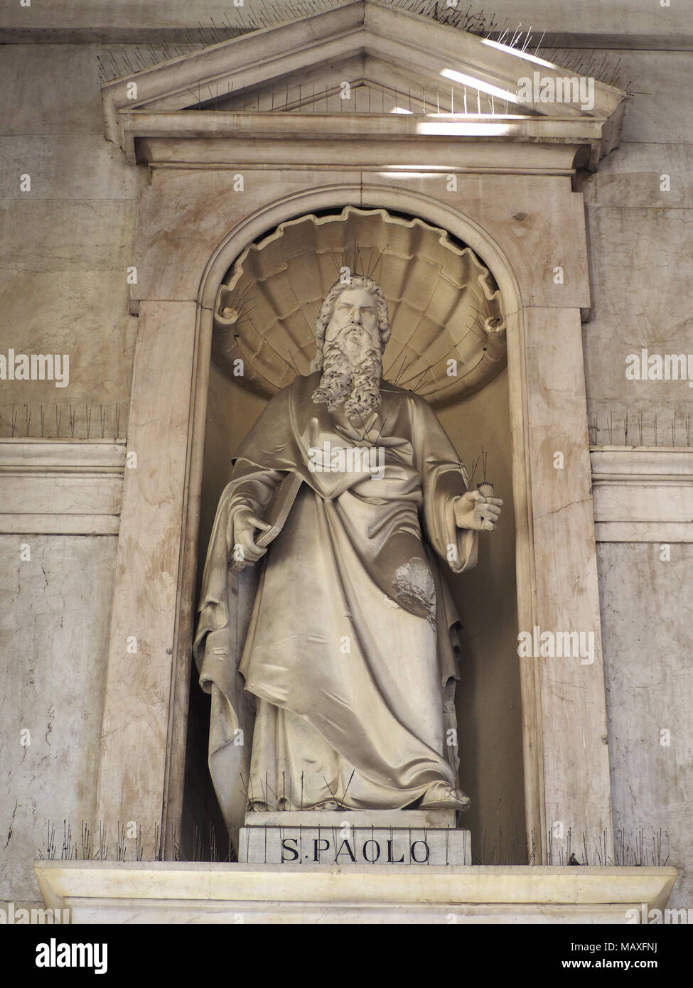 TURIN, ITALIE - CIRCA JANVIER 2018 : statue de Saint Paul (San Paolo en italien) à l'extérieur de l'église Santissima Annunziata Banque D'Images