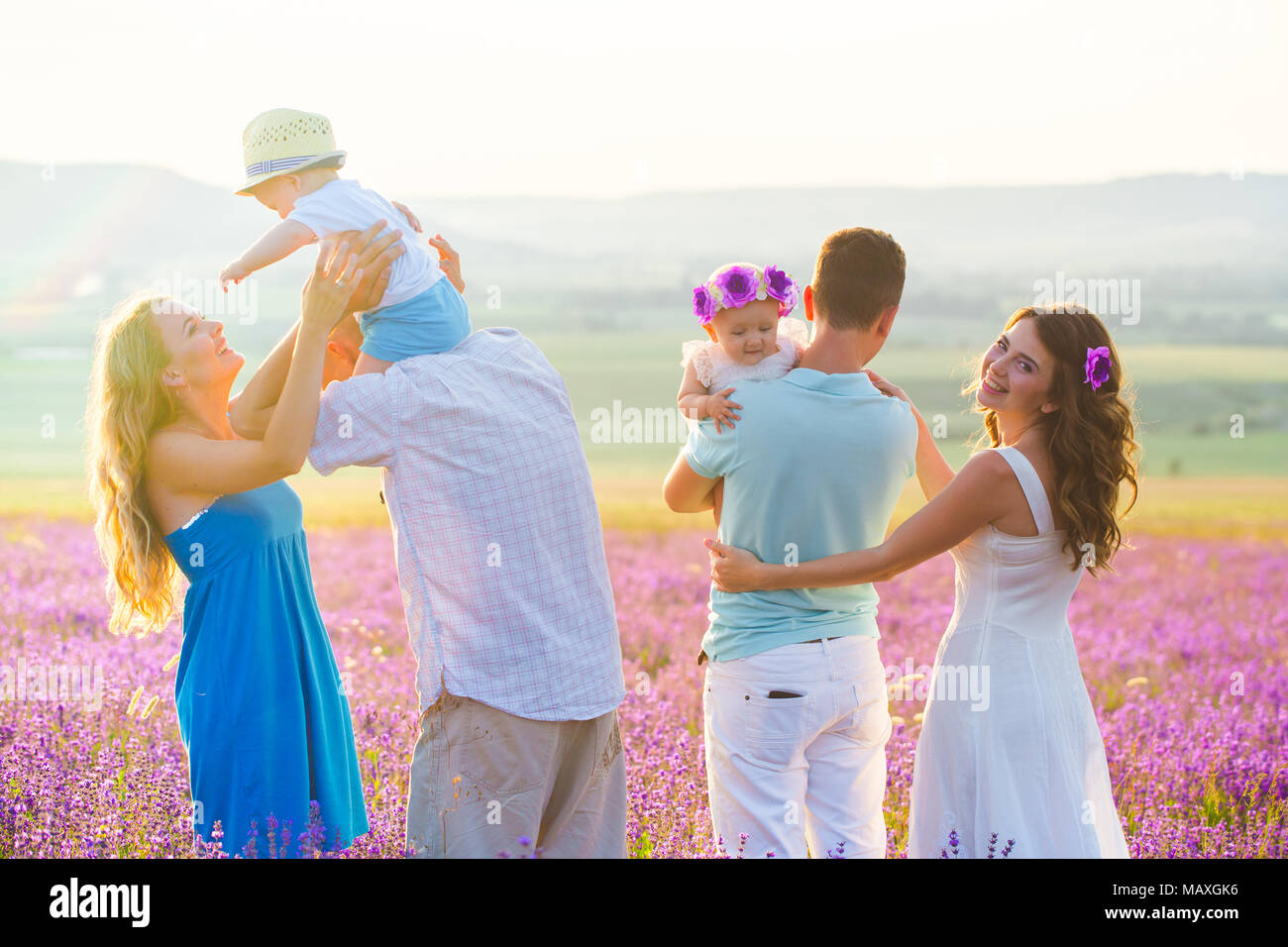 Deux friendly famille dans un champ de lavande Banque D'Images