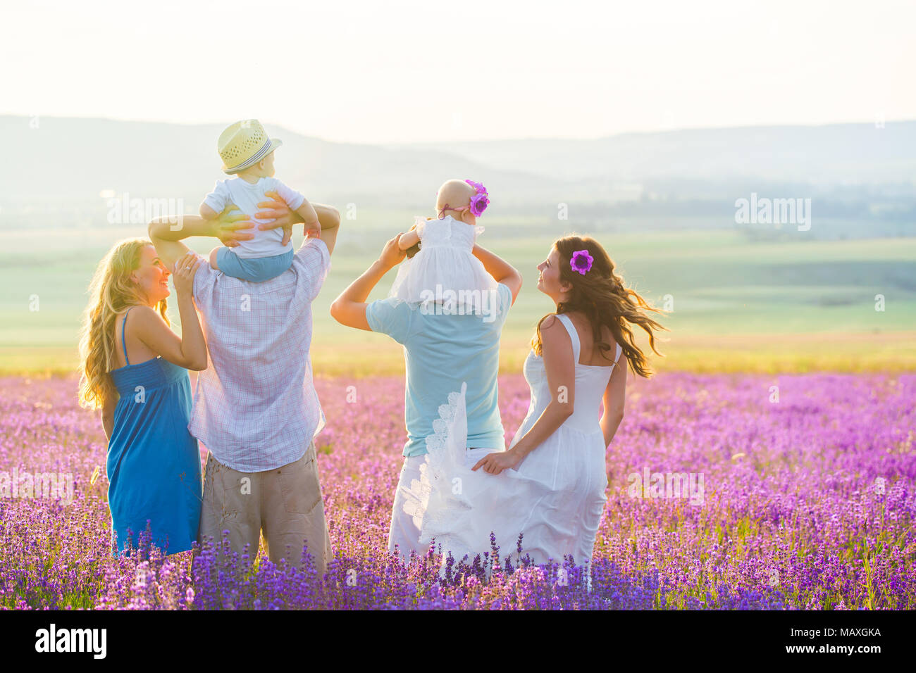 Deux friendly famille dans un champ de lavande Banque D'Images