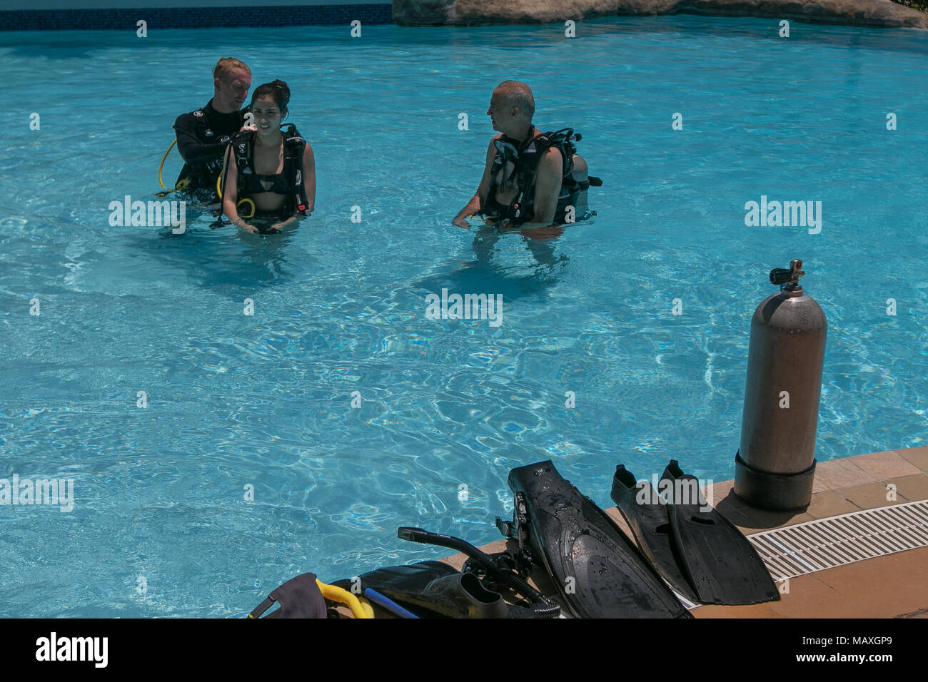 Bridgetown, Barbade, le 19 mars 2018 : Les gens prennent des leçons de plongée initiale dans une piscine de l'hôtel. Banque D'Images