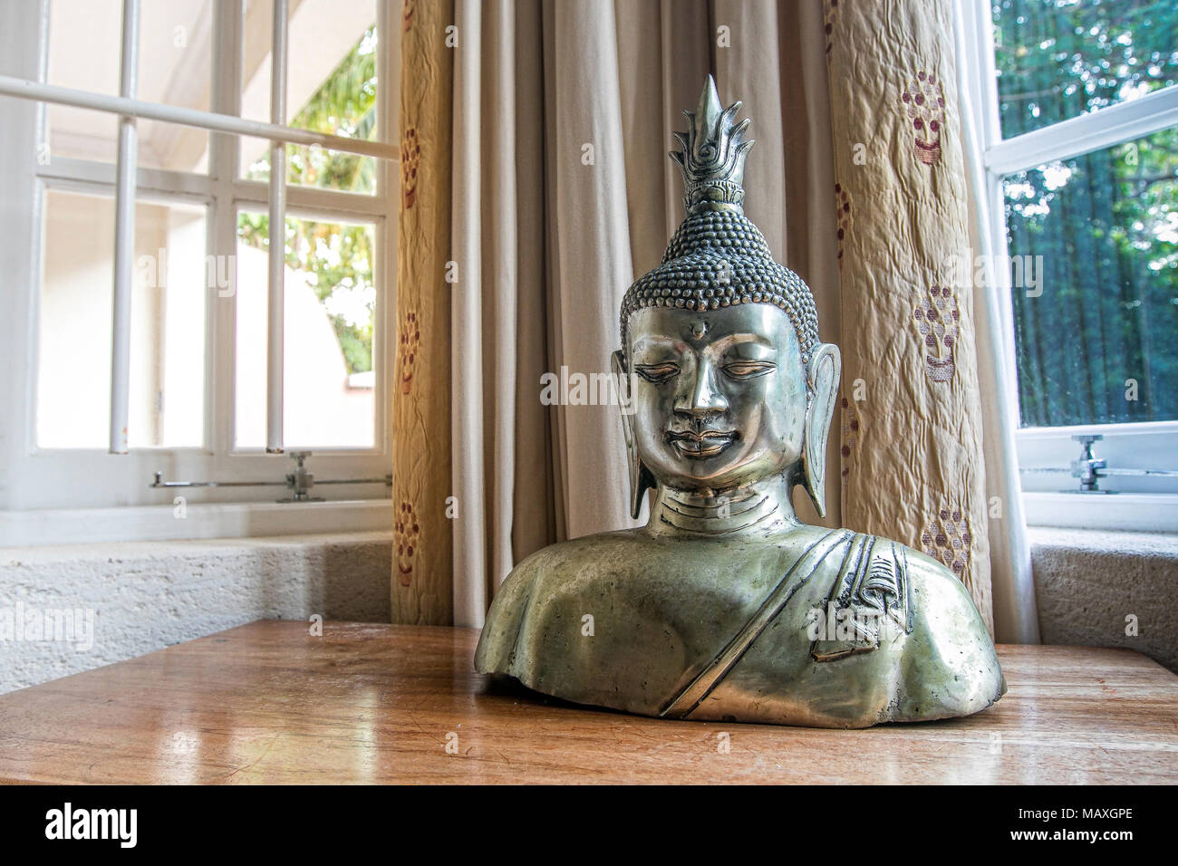 Buste de Bouddha décoratif le Dieu dans une chambre. Banque D'Images
