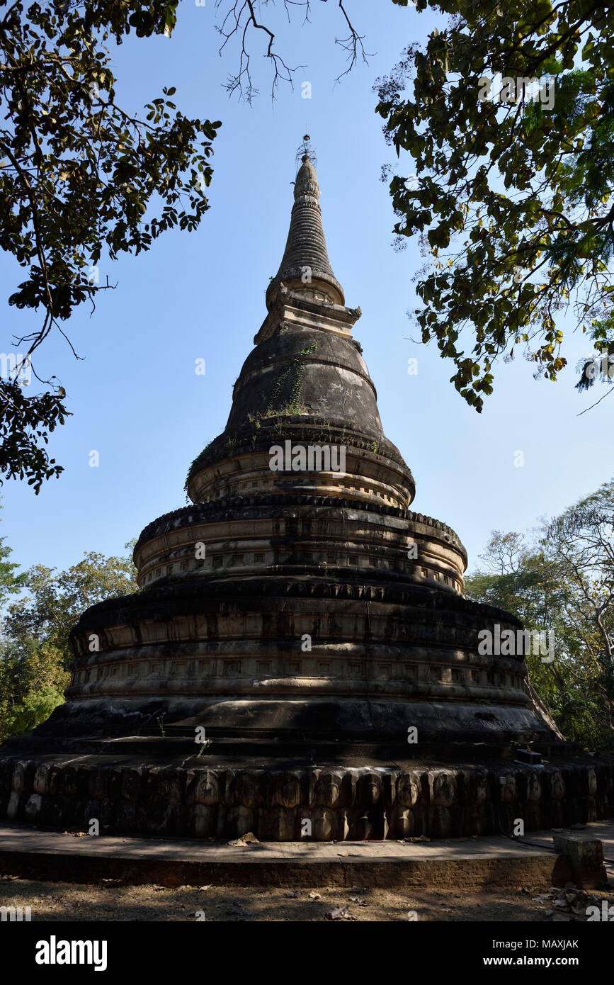 La pagode en pierre de temple Wat Umong, Chiang Mai, Thaïlande Banque D'Images