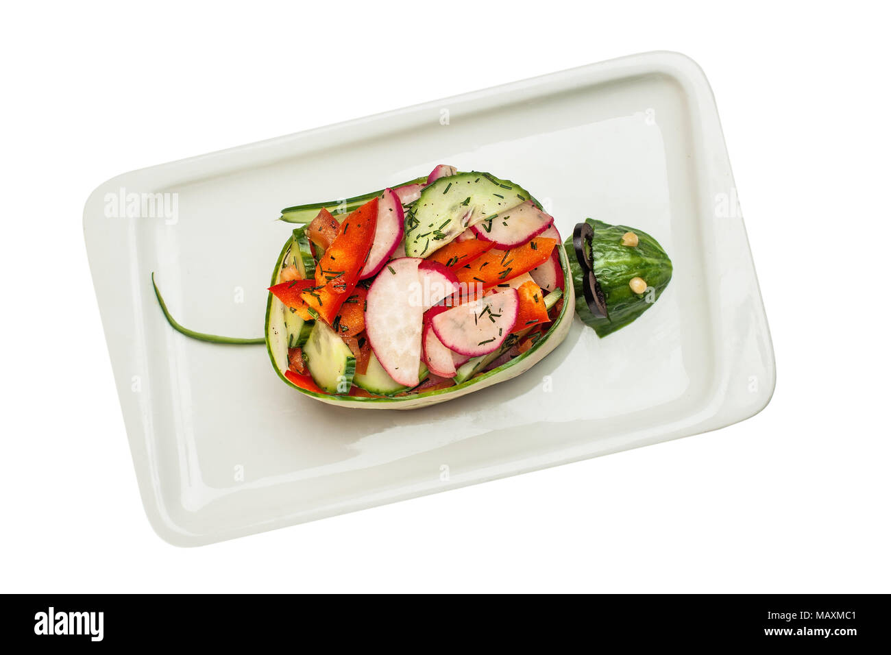 Repas plats enfants drôles. Salade de légumes frais isolé sur fond blanc, funny food for kids. Vue du dessus de la souris, Banque D'Images