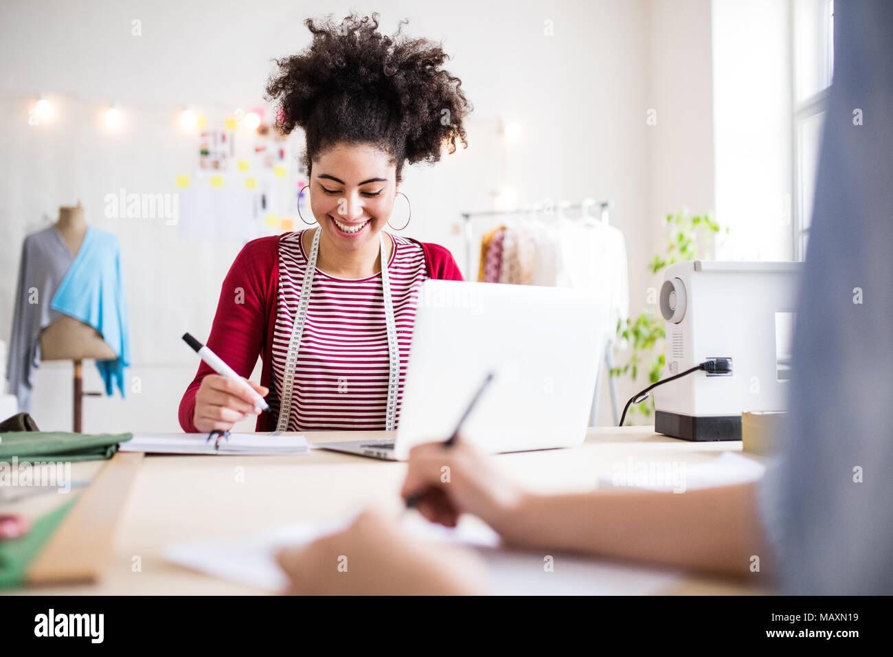 Les jeunes femmes créatives dans un studio, jeune entreprise. Banque D'Images