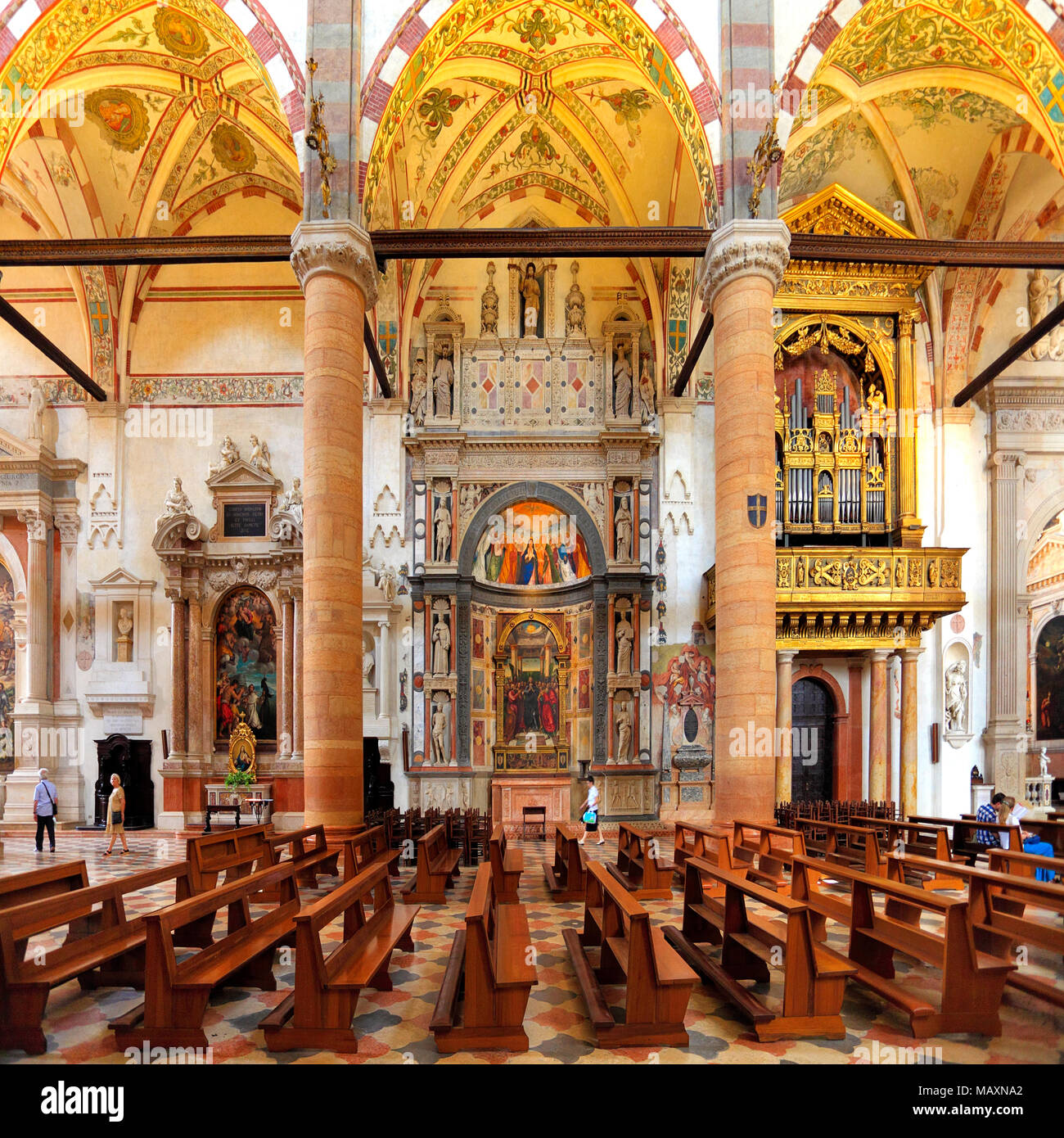 Vérone, Vénétie / ITALIE - 2012/07/06 centre-ville historique de Vérone : -intérieur d'église Ste Anastasie - basilique gothique à Ste Anastasie square Banque D'Images