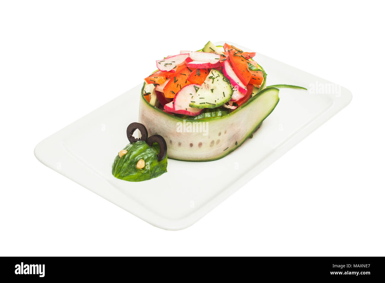 Repas plats enfants drôles. Salade de légumes isolé sur fond blanc, funny food for kids. La souris Banque D'Images