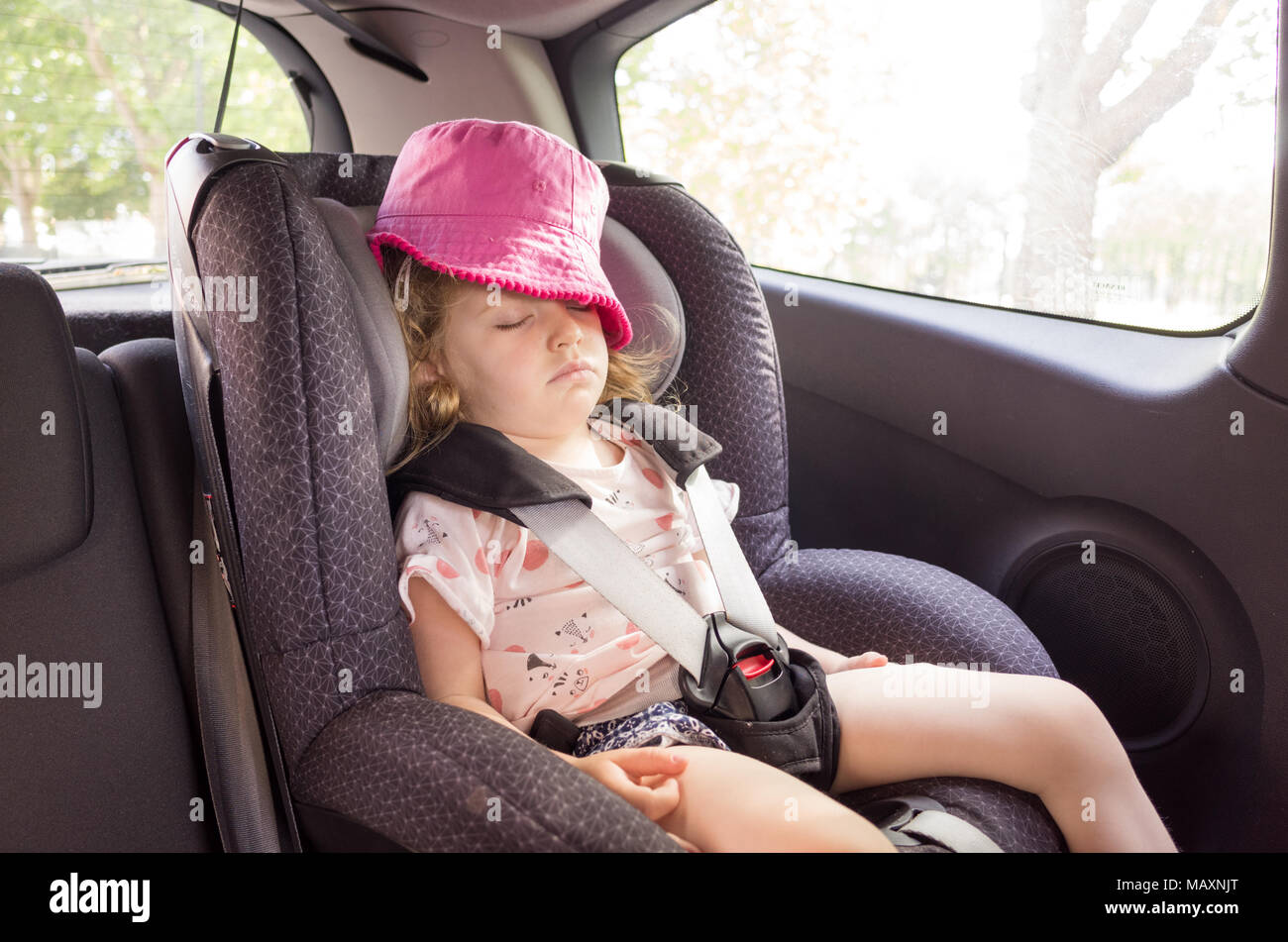Enfant de trois ans endormi dans le siège de voiture, UK Banque D'Images